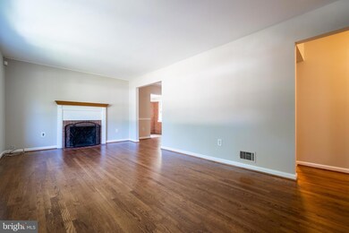 8209 Springfield Village Dr, Springfield, VA 22152 - photo 4