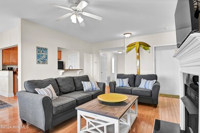 Living room, view 3