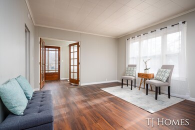 009-3237 6th St-9