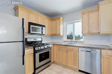 Stainless appliances and granite countertops