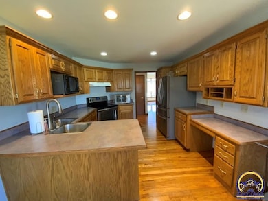 3714 SW Brook Lawn Cir, Topeka, KS 66610 - photo 7