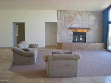 BEAUTIFUL LIVING AREA/FLAGSTONE FIREPLAC