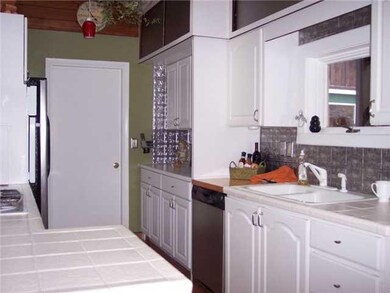 Kitchen Fully applianced and plenty of cabinets!