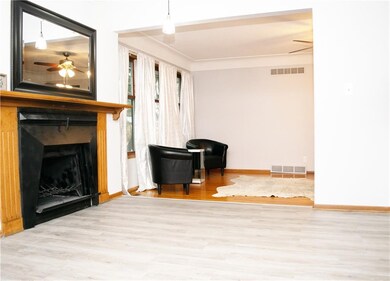 209 E 29th St S, Newton, IA 50208 - photo 3