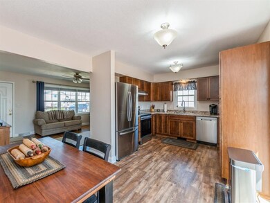 2207 Deborah Dr SW, Cedar Rapids, IA 52404 - photo 4