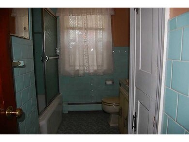 Bathroom. 1ST FLOOR
