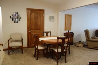 Dining room opens to both the Kitchen and the Livi