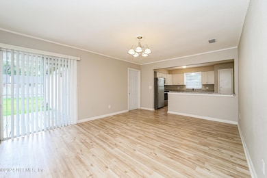 007-photo-dining-room-13968521