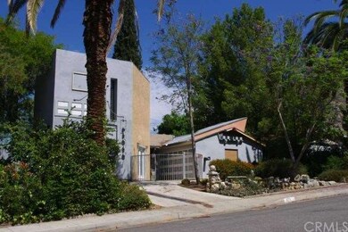 This artist's retreat has very unique features.