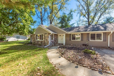 015_28979b82f1_M 2715 Lone003