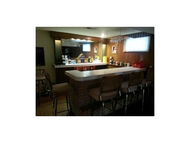 Basement wet bar & walk-out basement