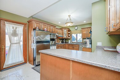 125 Laconia Ave, Staten Island, NY 10305 - photo 6