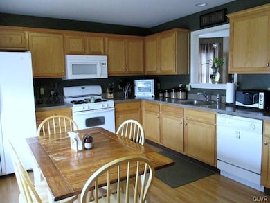 342 S Oak St, Freemansburg, PA 18017 - photo 3