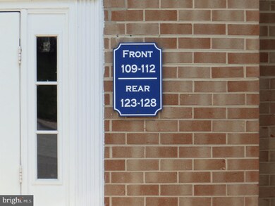 128 Woodstream Dr, Norristown, PA 19403 - photo 2