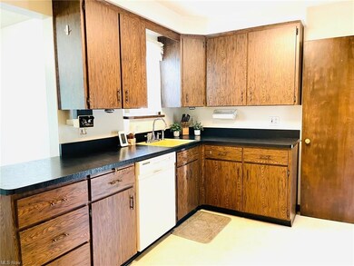 1815 E 294th St, Wickliffe, OH 44092 - photo 4