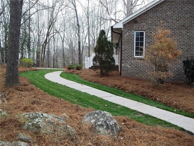 919 Stonecrest Ct, Asheboro, NC 27205 - photo 2