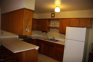 1207 E Avila 004