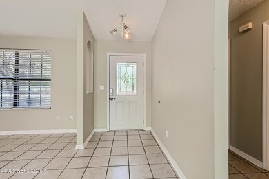 6-680347391-10 Foyer