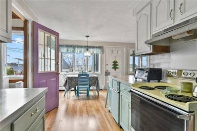 600 Cole farm Rd 33B Warwick RI 02886 - kitchen to