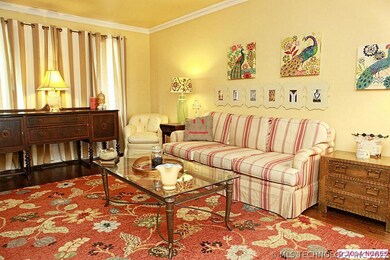 Another view of the living area with nice crown mo
