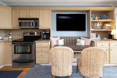 Love this dining banquette & built ins!