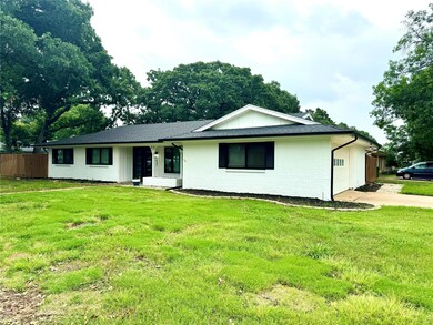 837 W Redbud Dr, Hurst, TX 76053 - photo 3