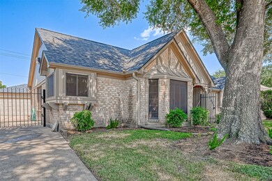 7818 Maple Tree Dr, Houston, TX 77088 - photo 3