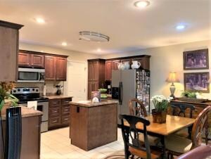 Kitchen/dining combo