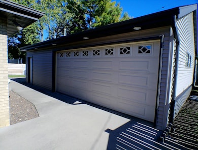 914 Catherine St, Joliet, IL 60435 - photo 2