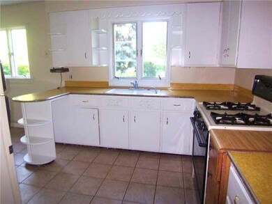 Kitchen. LARGE EAT-IN KITCHEN.