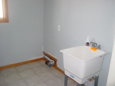 Main floor laundry w/tub
