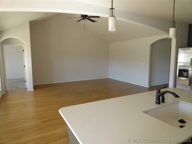 2005 E Tucson Place, Broken Arrow, OK 74011 - photo 4