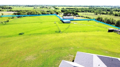 Barn, fencing & holding pen (off to right)