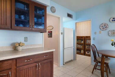 Kitchen - plenty of cabinets !