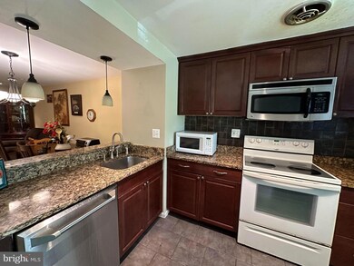 20521 Strath Haven Dr, Montgomery Village, MD 20886 - photo 6