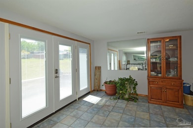 entrance into dining area/kitchen