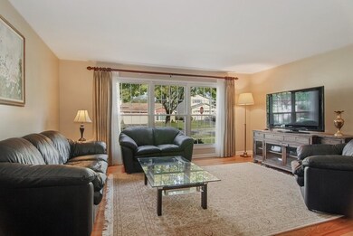 IMPRESSIVE LIVING ROOM ~ PERFECT FOR ENTERTAINING 