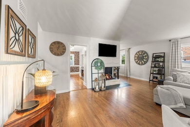 211 Crest Rd, Glen Ellyn, IL 60137 - photo 3