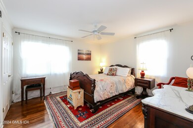 010-photo-master-bedroom-6893460