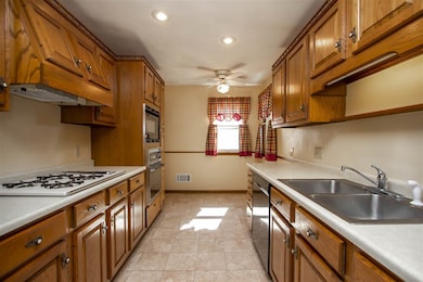 1901 Primrose Dr, Cedar Falls, IA 50613 - photo 6