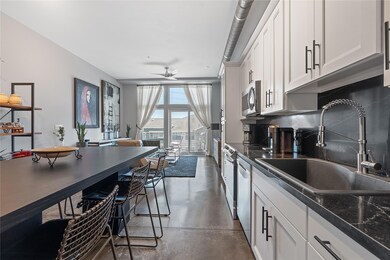 Kitchen with appliances with stainless steel fini