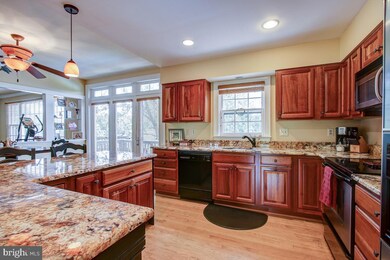 22137 Creekview Dr, Gaithersburg, MD 20882 - photo 5