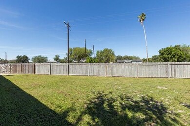 512 Tulip Cir, Alamo, TX 78516 - photo 3