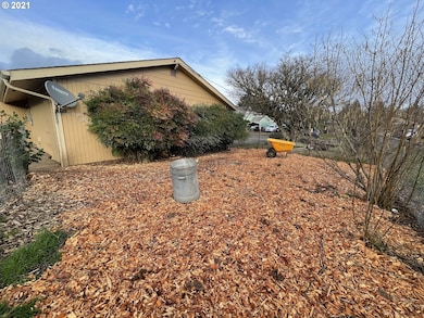 136 NE Ash St, Sheridan, OR 97378 - photo 3