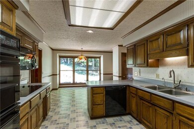 Large Kitchen with Breakfast Room