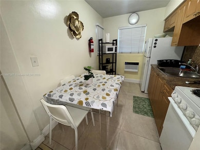 2305 Monroe St unit 4, Hollywood, FL 33020 - photo 4