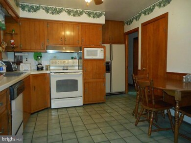 820 Dorsey Ave, Essex, MD 21221 - photo 4