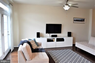 25245 Laureldale Terrace unit 2-B-4, Chantilly, VA 20152 - photo 2