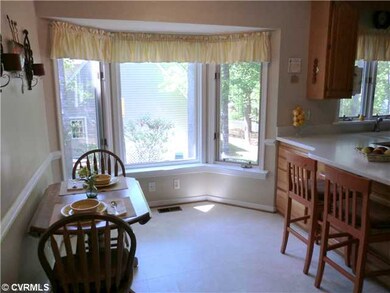 Breakfast Nook - Terrific eat-in bay window nook--