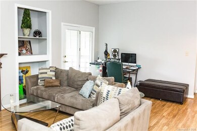 Living Room with space for Study/Breakfast overloo